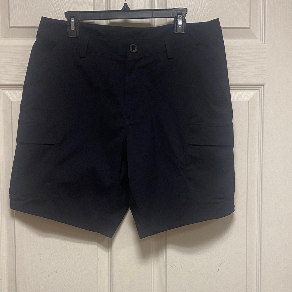 Under Armour Men's Black Cargo Shorts size 36